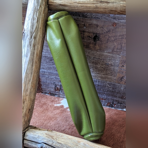 1960's Vintage Green Leather Clutch With Patina Metal Closure - Picture 8 of 13